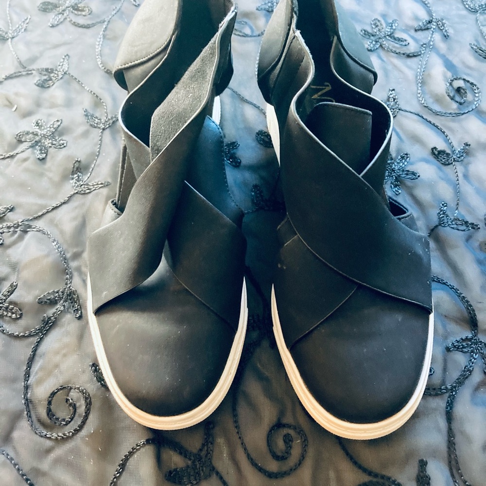 Natural Reflections wedges with Crossover Design Size 6W preowned